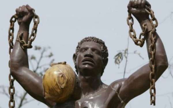 277151 une statue representant la liberation d un esclave le 5 mai 2006 pres de l entree de la maison des e e1545826618604