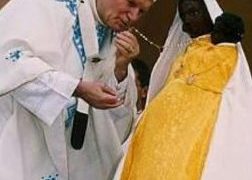 Johannes Paul II. Mit einer schwarzen Madonna und Jesuskind