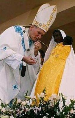 Jean Paul II avec une Vierge noire et l'enfant Jésus