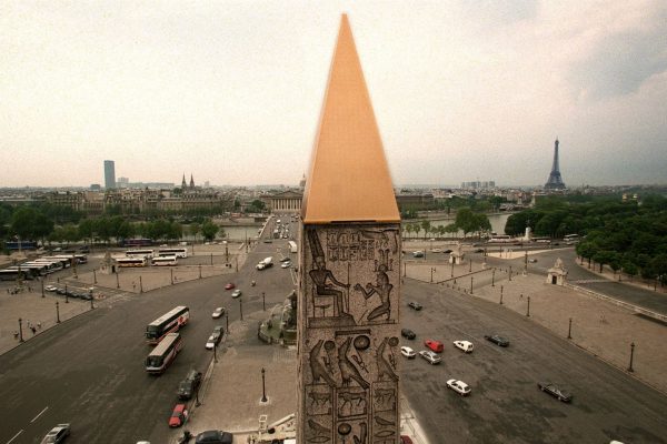 un pyramidion en bronze doré coiffe, l'obélisque de la place de la Concorde, comme au temps des pharaons.