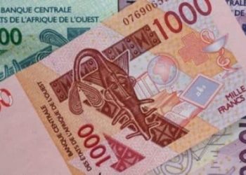 Frankrike driver Afrika genom CFA-francen