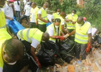 Eco-cidadãos pegando lixo