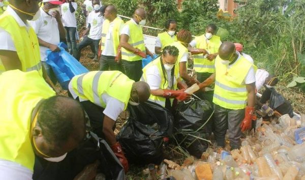Des éco-citoyens ramassant des déchets