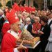 Image: les chrétiens faisant des cérémonies avec une relique (crane) d'un ancêtre (qu'il appellent "un saint")