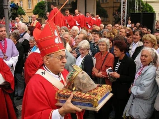 Image: les chrétiens faisant des cérémonies avec une relique (crane) d'un ancêtre (qu'il appellent "un saint")